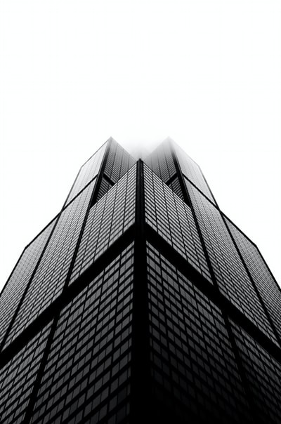 蓝天下的建筑航拍照片